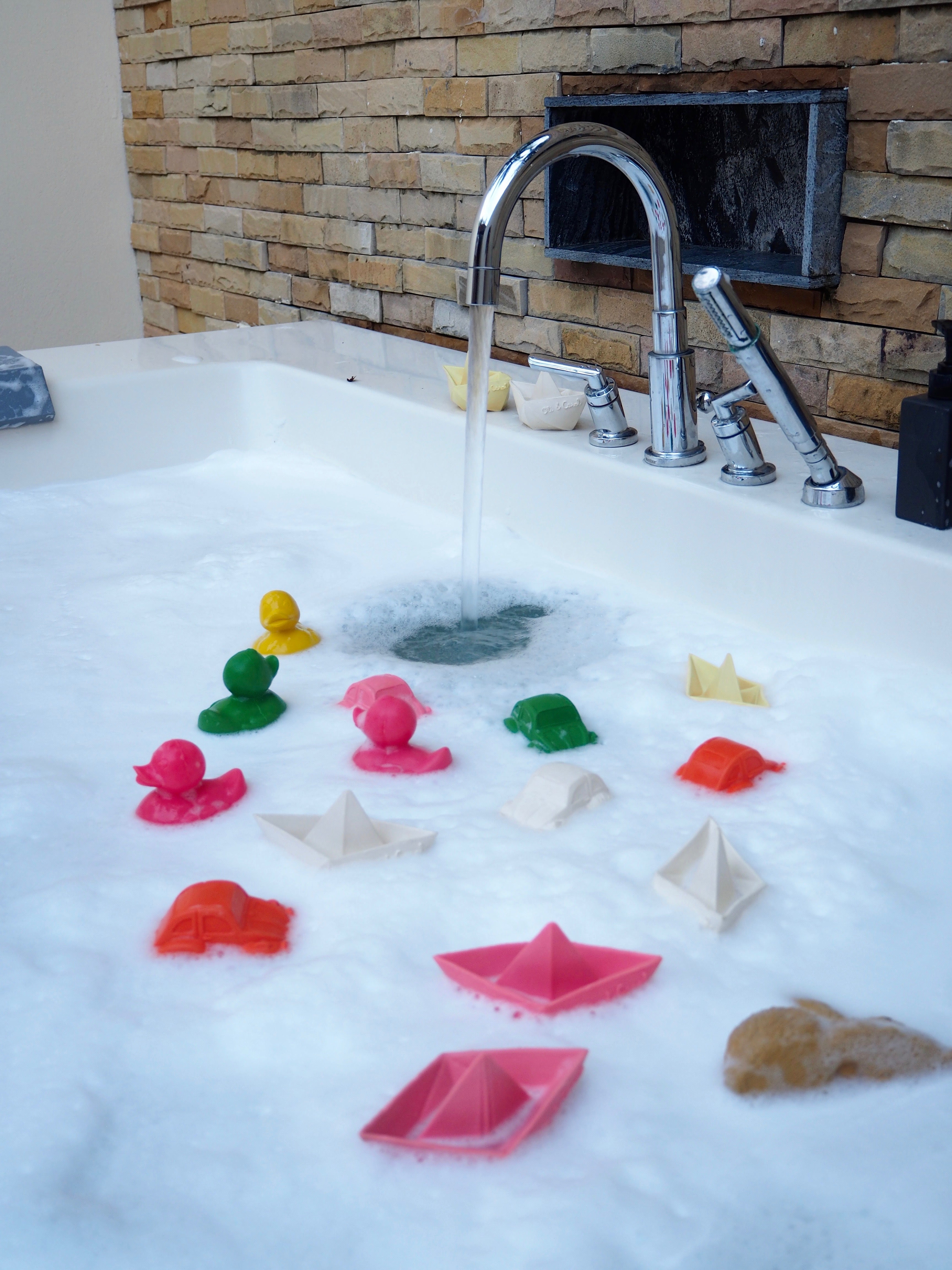 canard-monochrome-jaune-oli-carol