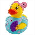 Canard de bain Cherry Blossom Yarto jaune, kimono turquoise à fleurs roses, coiffure rose et éventail violet
