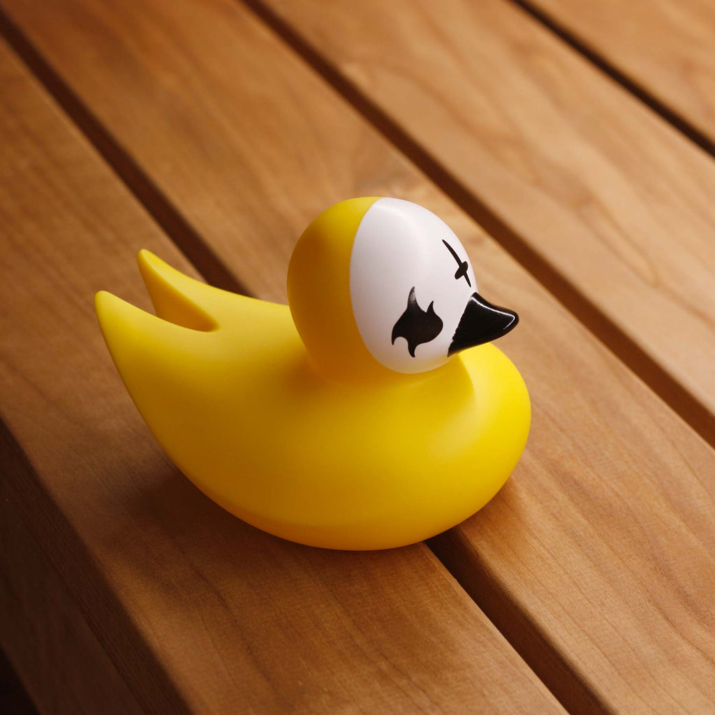 Gothic-Ente mit Leichenlackierung