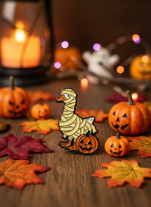 Halloween-Anstecknadel mit weißer Entenmumie