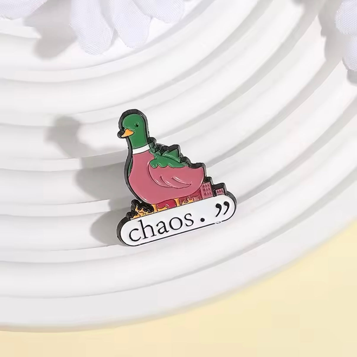 Chaos-Stockenten-Anstecknadel.''