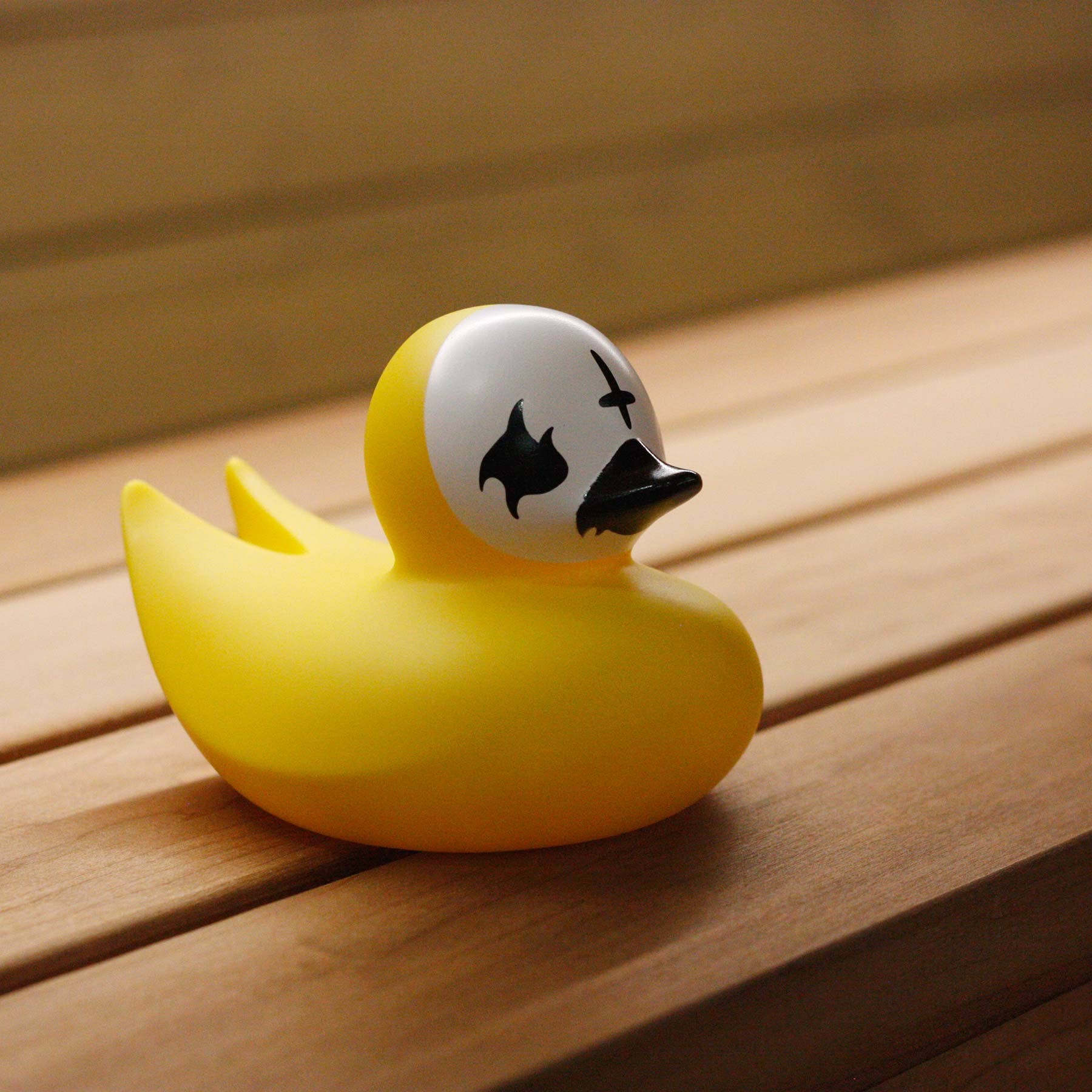 Gothic-Ente mit Leichenlackierung