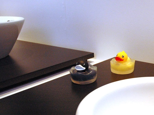 savon-canard-noir-et-jaune-b-duck