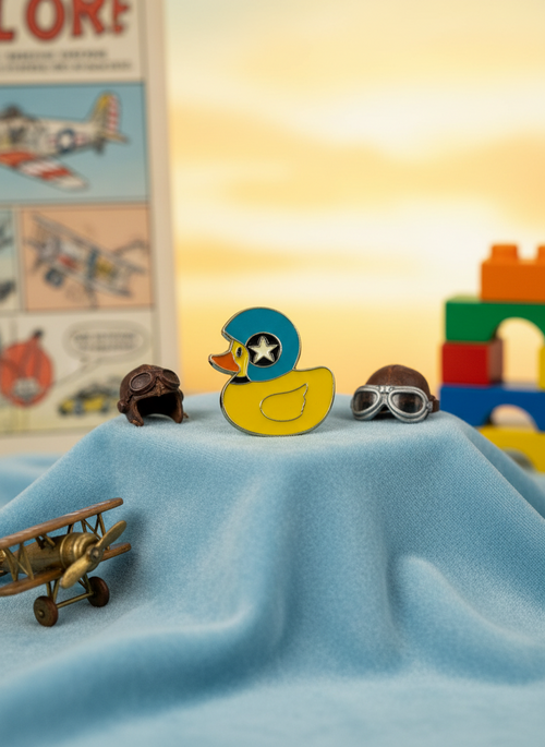 Gelbe Enten-Anstecknadel mit Motorradhelm