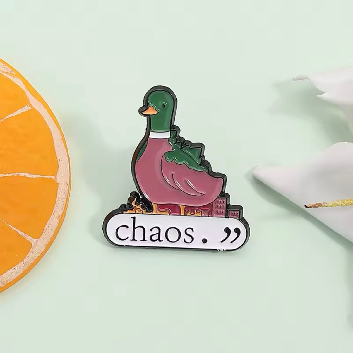 Chaos-Stockenten-Anstecknadel.''