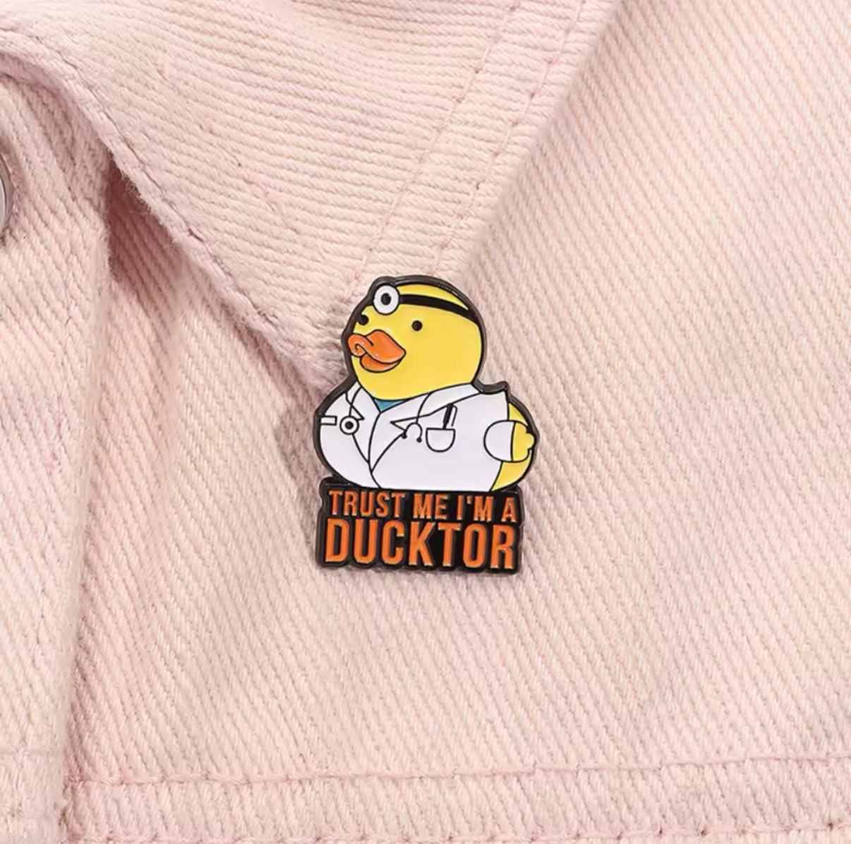 Gelbe Enten-Anstecknadel „Vertrau mir, ich bin Ducktor“