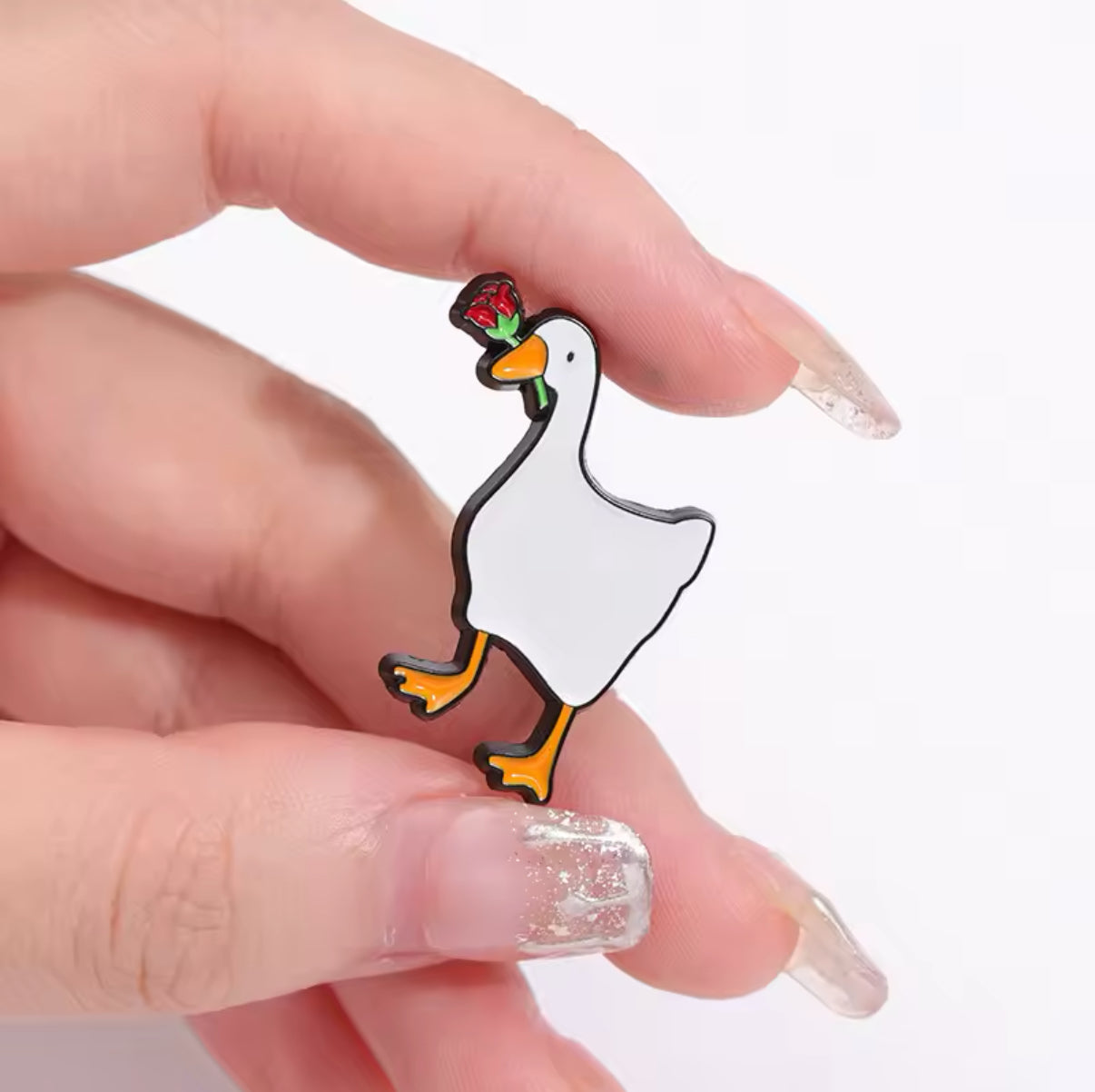 Weiße Ente mit Rosen-Anstecker