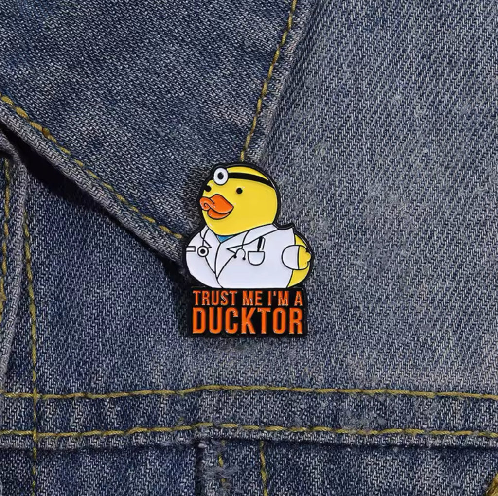 Gelbe Enten-Anstecknadel „Vertrau mir, ich bin Ducktor“
