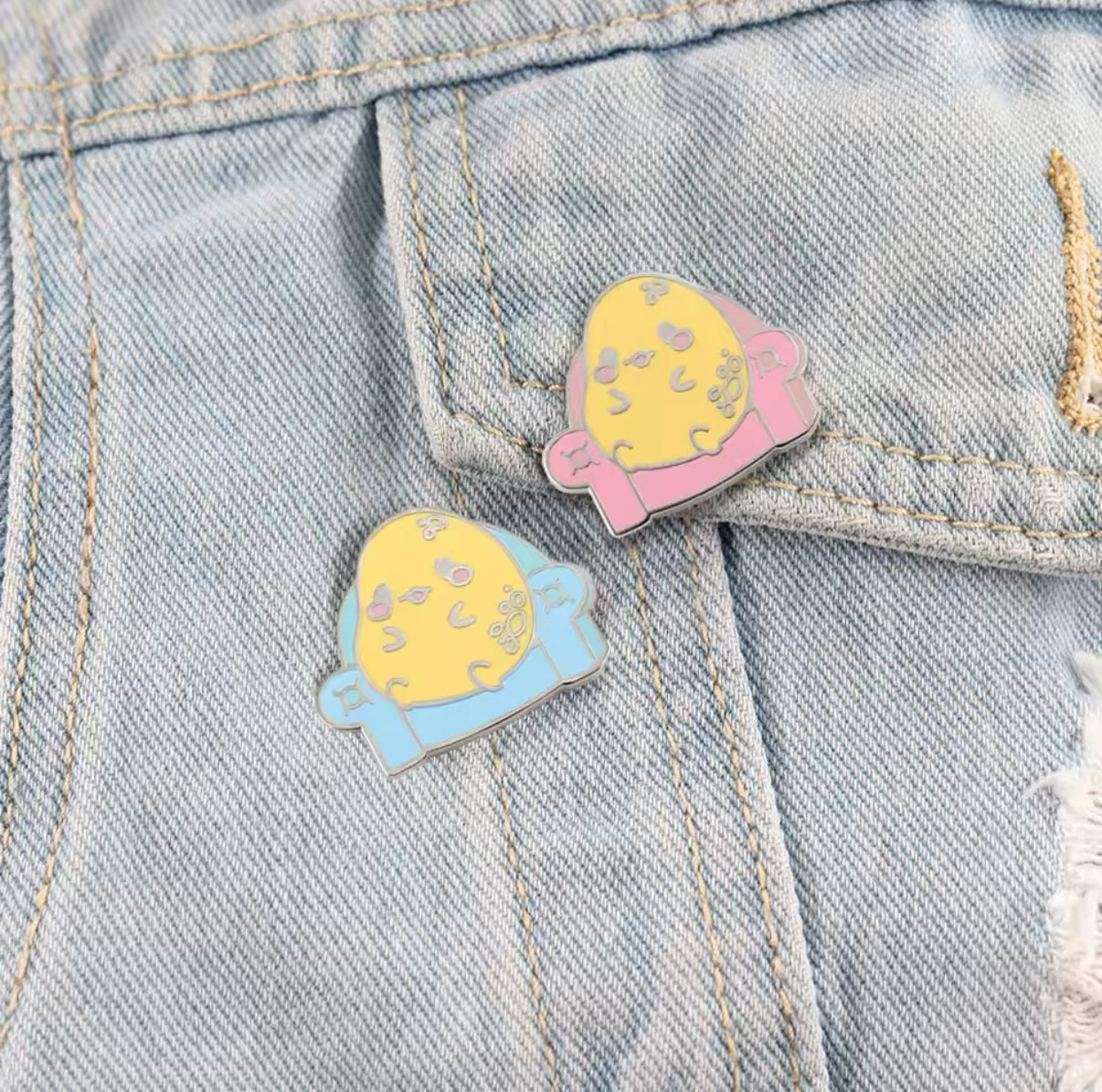 pins-canard-jaune-dans-son-fauteuil