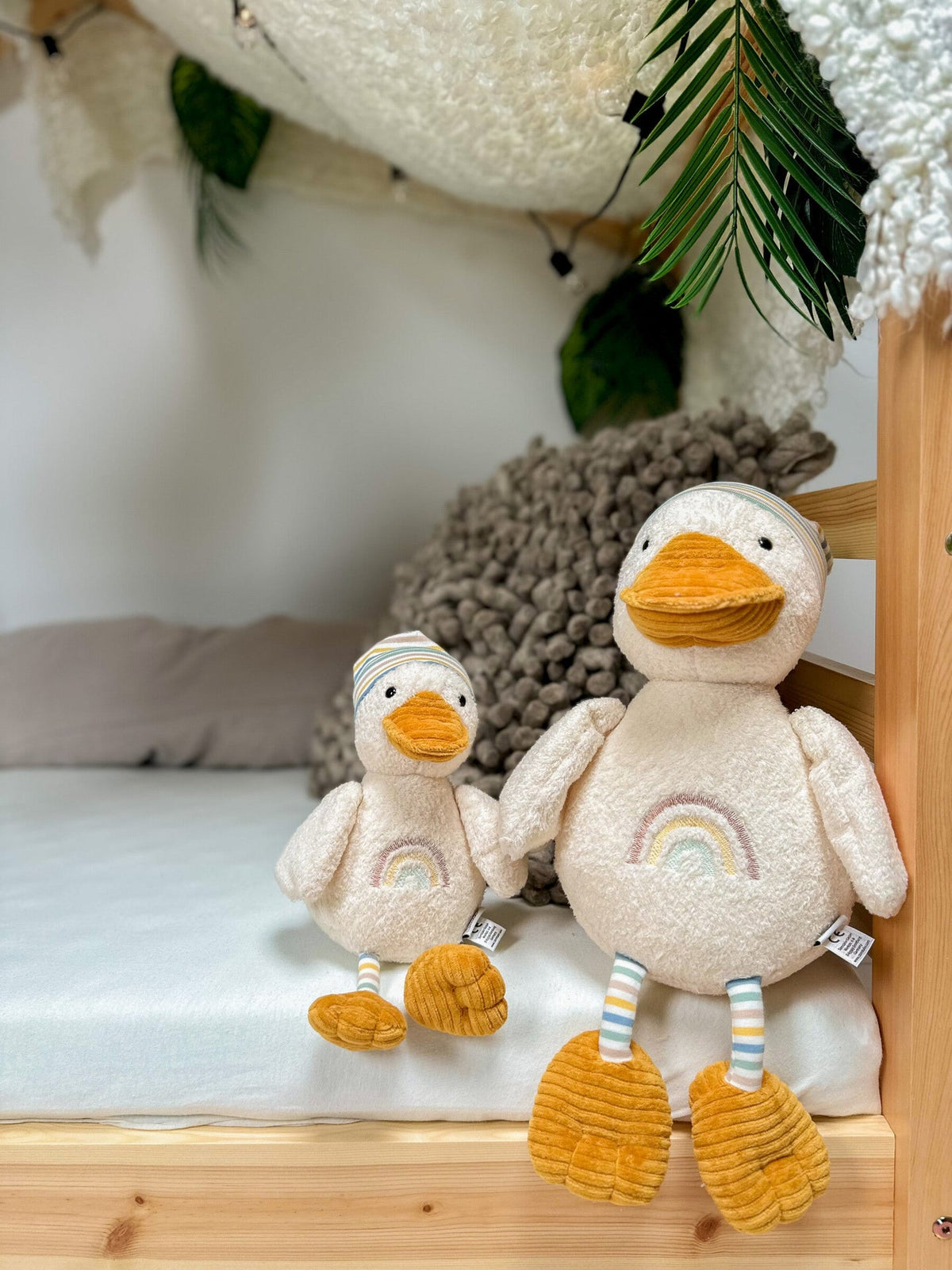 Peluche Canard Edda M avec hochet – mise en situation