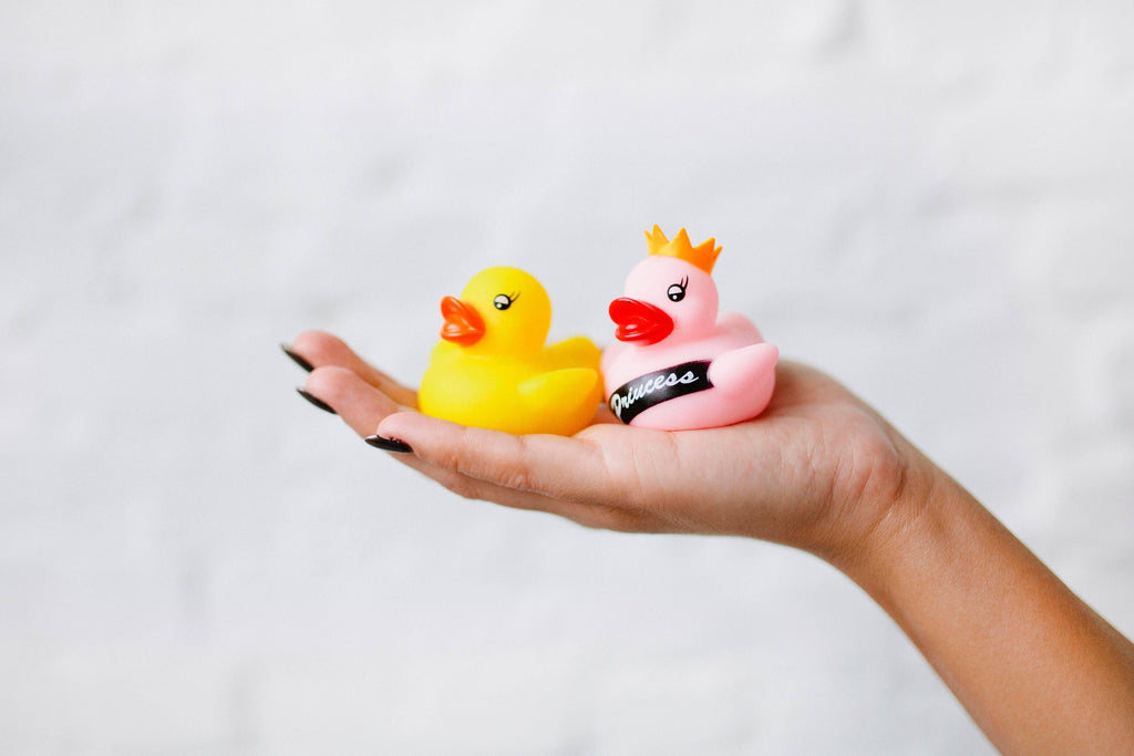 Kleine gelbe Badeente