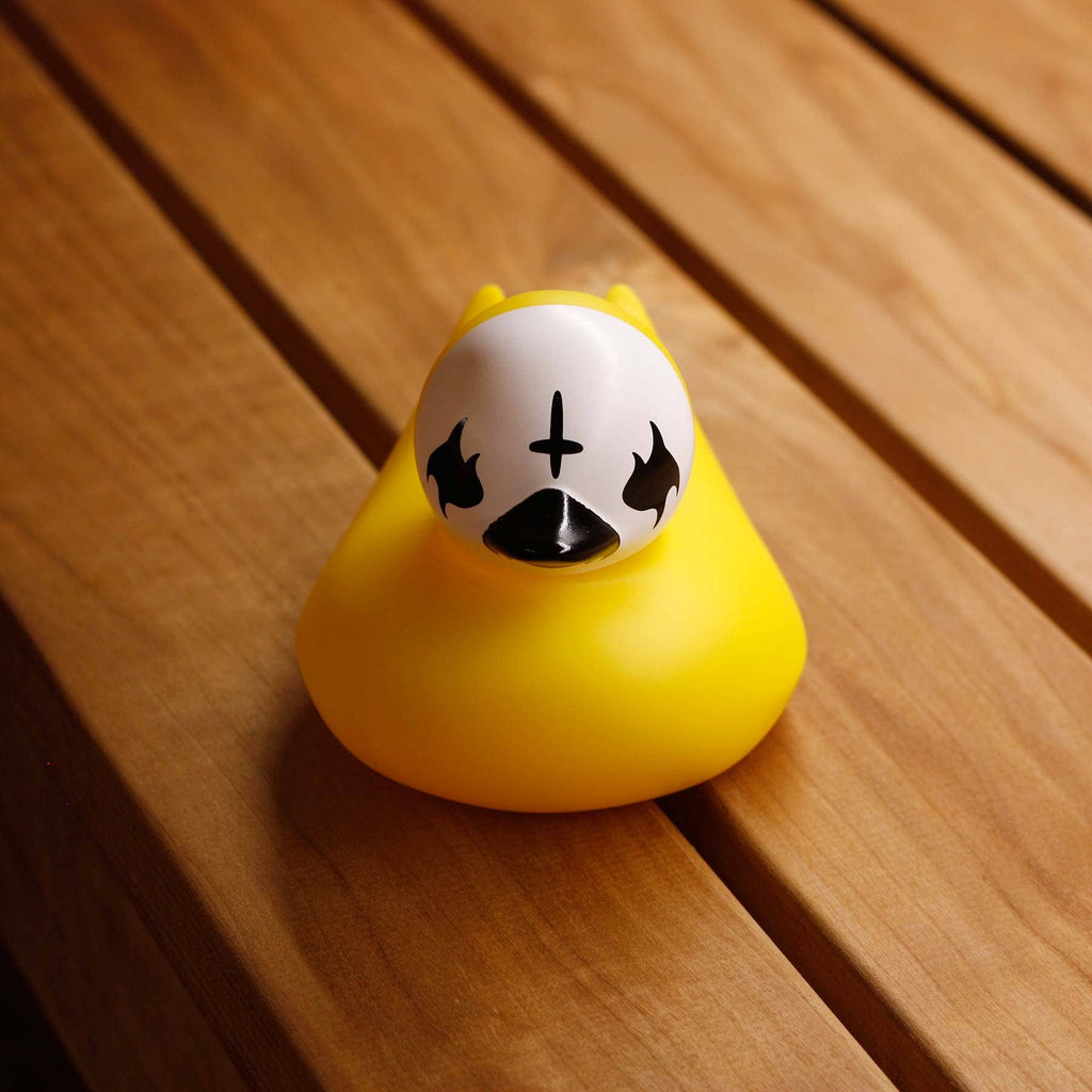 Gothic-Ente mit Leichenlackierung
