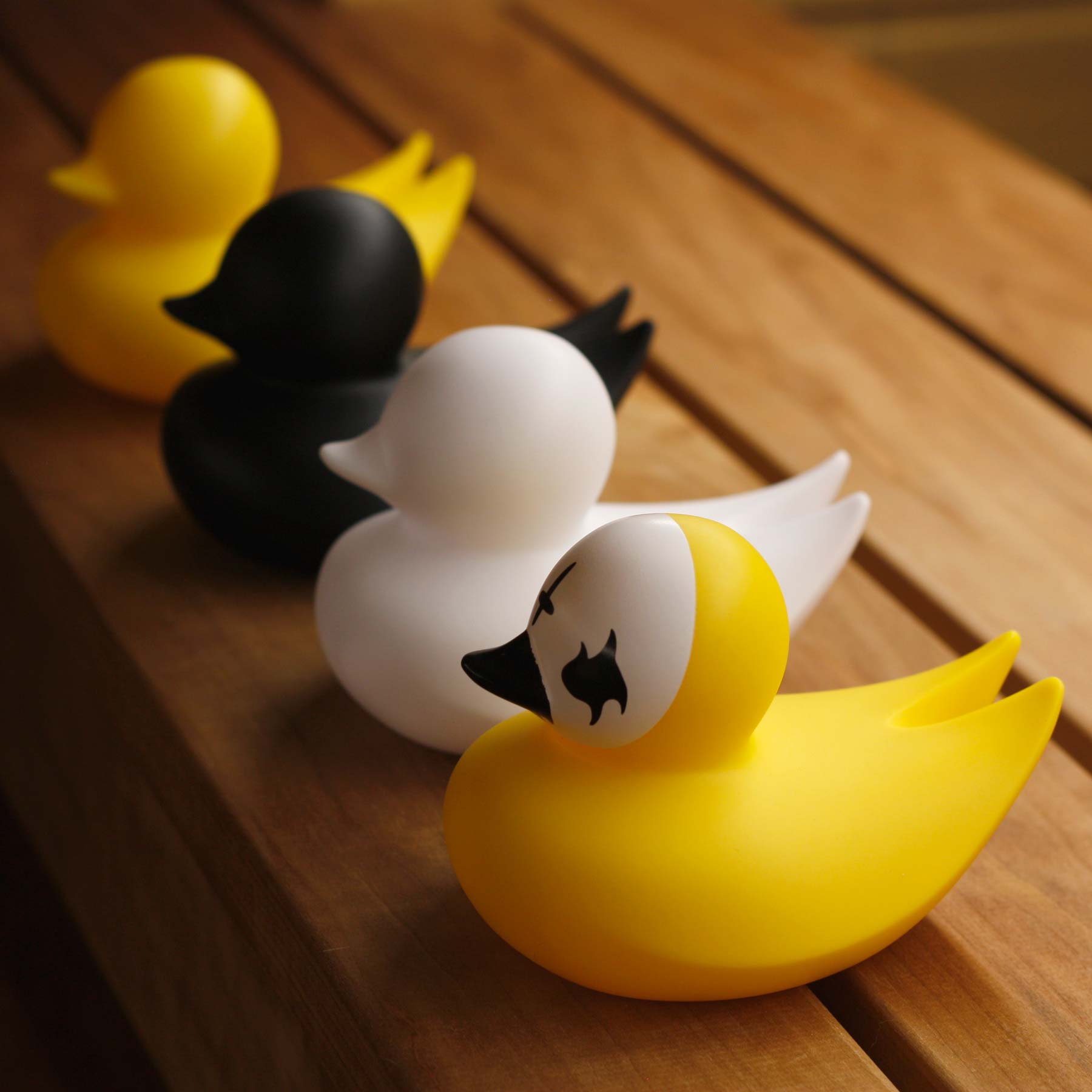 Gothic-Ente mit Leichenlackierung