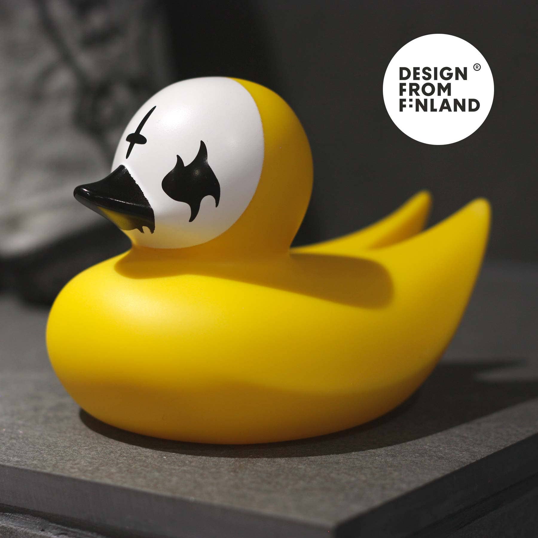 Gothic-Ente mit Leichenlackierung