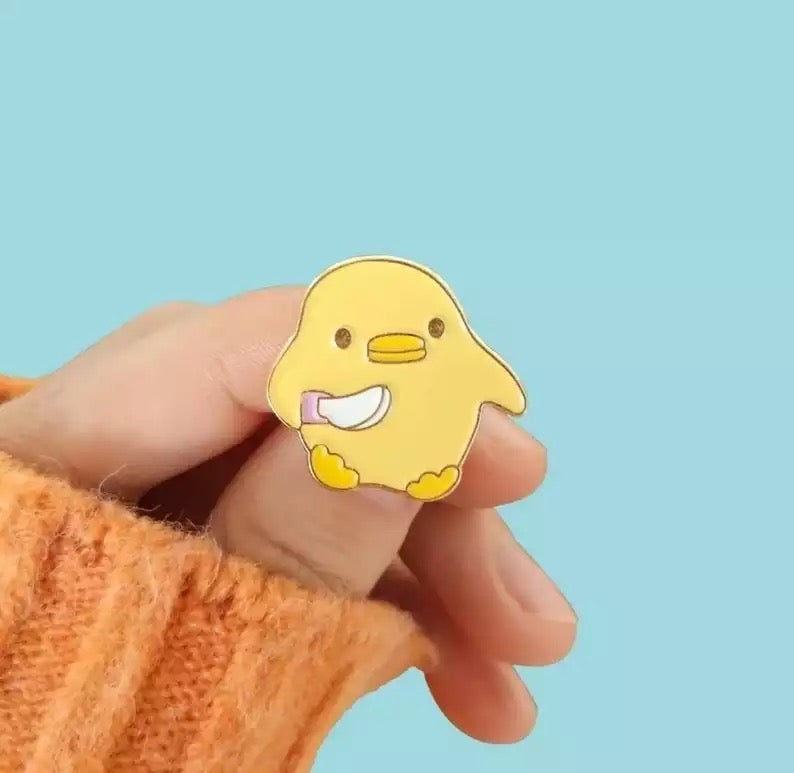 Pin’s Canard Jaune avec Couteau