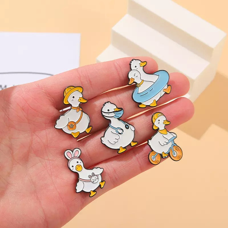 Pin's Canard Blanc Ecolière – visuel produit