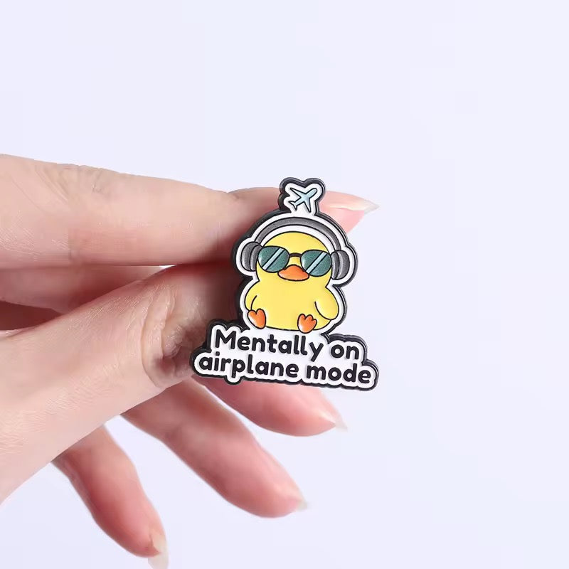 Photo produit - Pin’s Canard « Mentally on Airplane Mode »